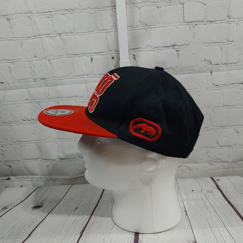 Ecko Unltd Men's Flat Bill Adjustable Snap Back Baseball Hat Black &Red - Picture 3 of 7